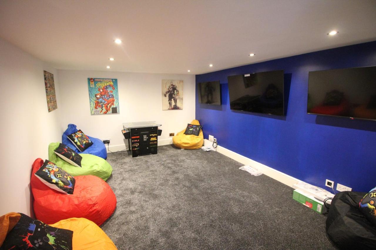 Media Manor - Fully Refurbished In 2022 - Large 6 Bedrooms, 3 Bathrooms Plus Media Games Room ブラックプール エクステリア 写真