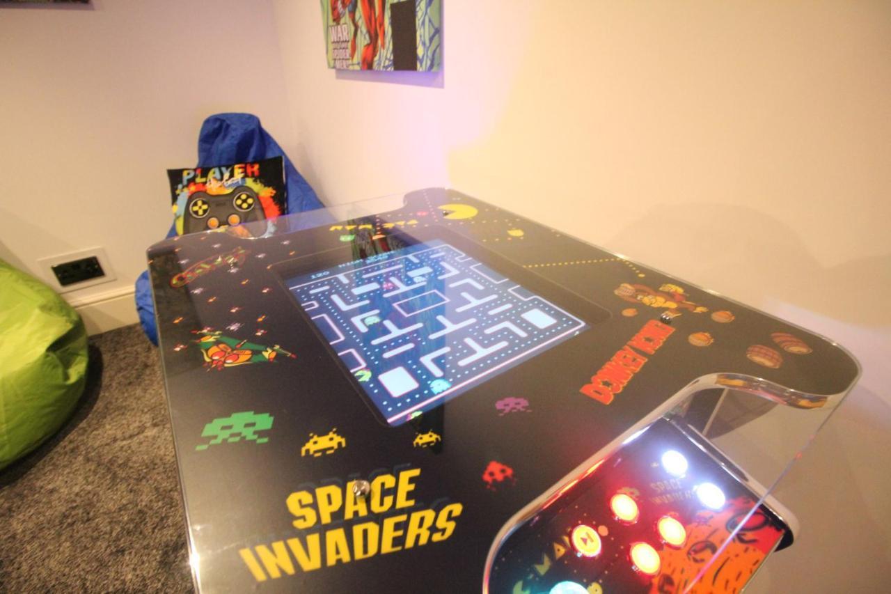 Media Manor - Fully Refurbished In 2022 - Large 6 Bedrooms, 3 Bathrooms Plus Media Games Room ブラックプール エクステリア 写真