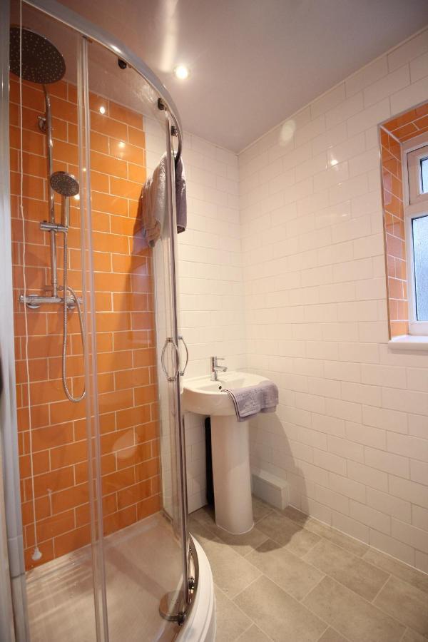 Media Manor - Fully Refurbished In 2022 - Large 6 Bedrooms, 3 Bathrooms Plus Media Games Room ブラックプール エクステリア 写真